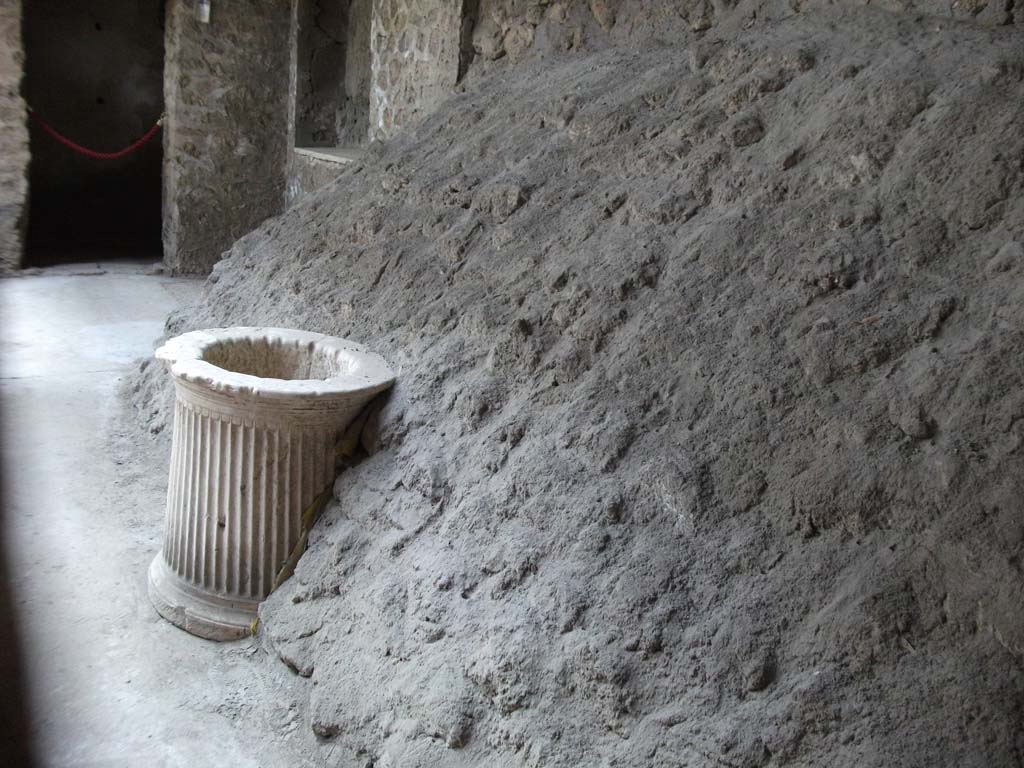 IX.12.9. May 2010. West portico 5a, looking south.