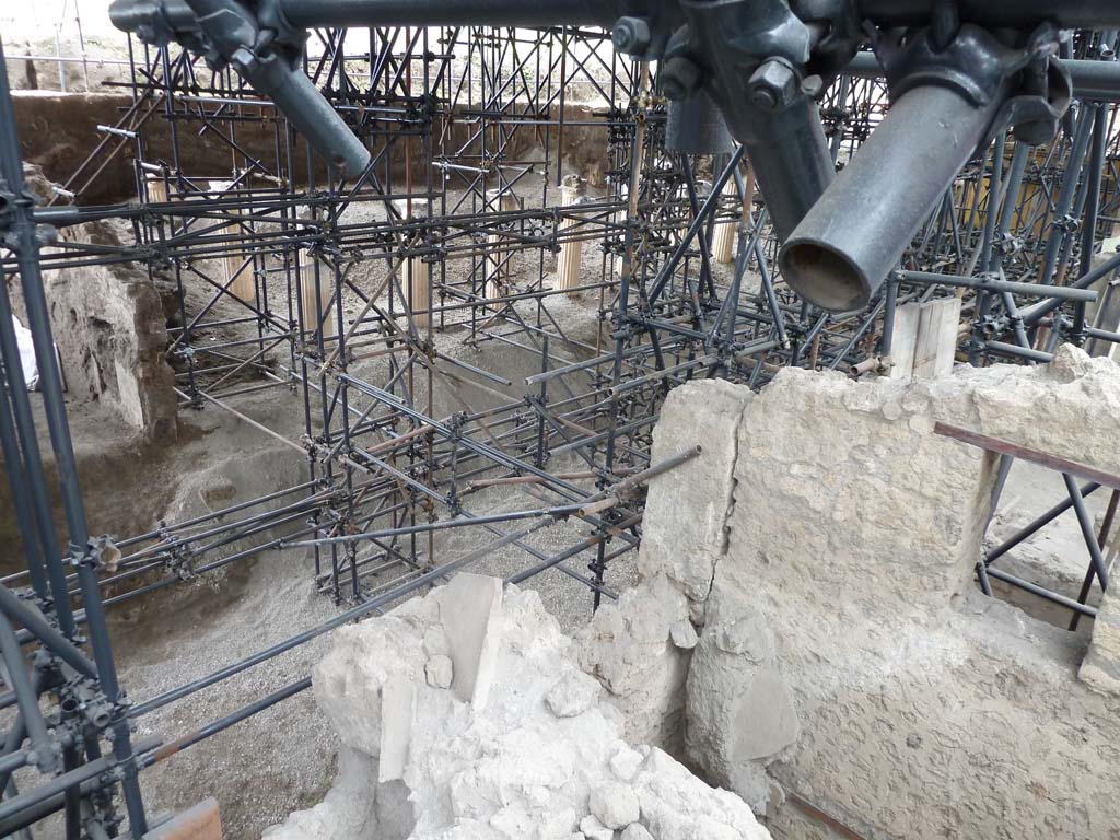 IX.12.A/IX.12.9 Pompeii. May 2010. Looking north-west towards columns of peristyle at rear of IX.11, from above room 10.