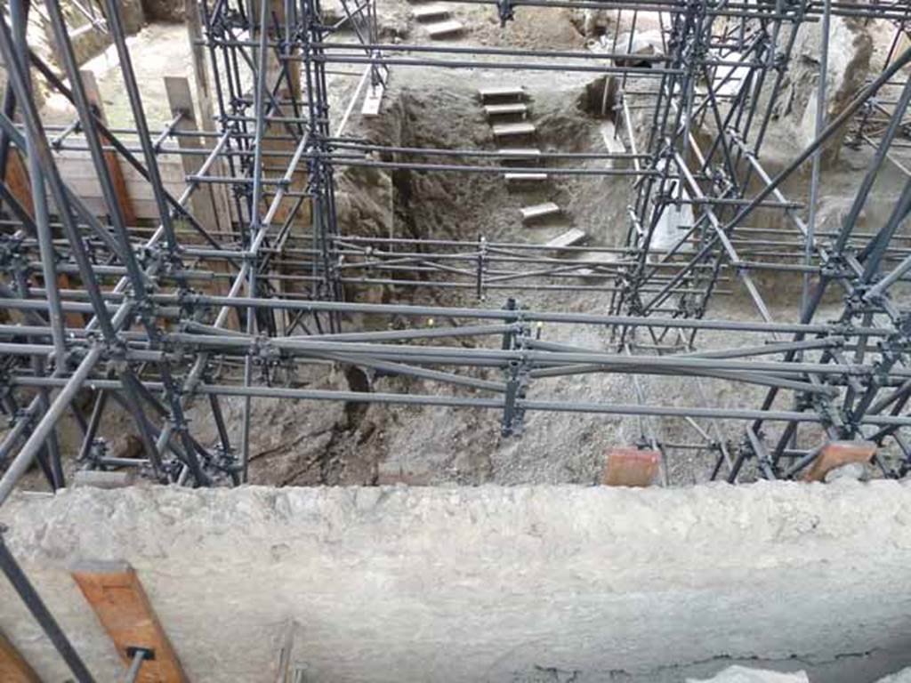 IX.12.A/IX.12.9 Pompeii. May 2010. Looking west from above room 10, towards IX.11.