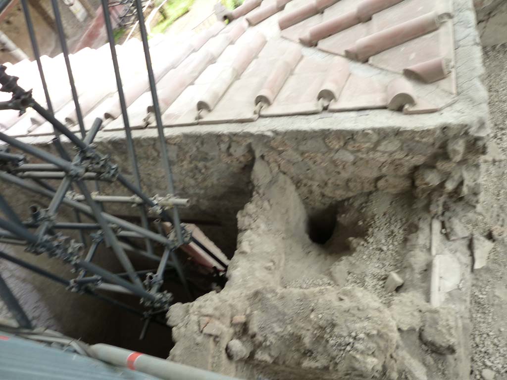 IX.12.9 Pompeii. May 2010. Room 14, south side, with doorway to garden area 5.
(The area on the right side of the photo may be part of room 16 of IX.12.B.)
