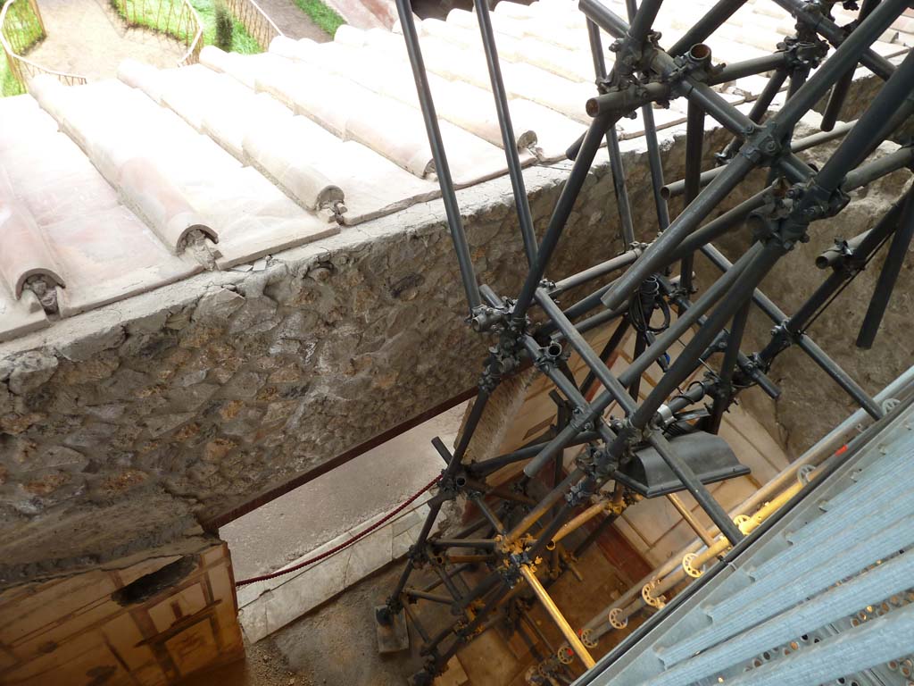 IX.12.9 Pompeii. May 2010. Room 13, south wall, with doorway to garden area 5.