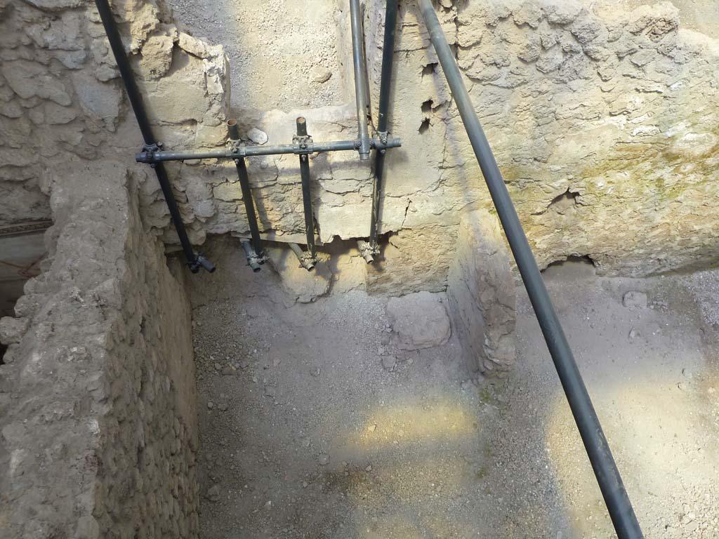 IX.12.B/IX.12.9 Pompeii. May 2010. Room “a”, north wall, north-west corner. Not fully excavated.
The entrance to the room is via an access located in the western sector of the northern perimeter wall.
L’ingresso all’ambiente avviene tramite un accesso localizzato nel settore occidentale del muro perimetrale settentrionale.
See/Vedi E-Journal, Scavi di Pompei, Vol. 1, May 2023, p. 4, Fig. 3 PAP E-Journal_01 (PDF)