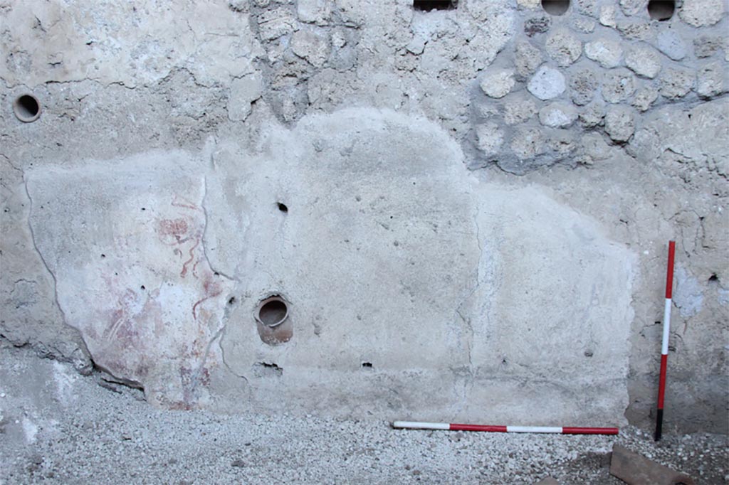 IX.12.B/IX.12.9 Pompeii. May 2023.
Room “a”, west wall of kitchen on west side. Next to the room where the skeletons were found was a kitchen, with a stone counter.
Above the kitchen counter were traces of a domestic shrine in the form of a fresco which appears to depict the household gods (Lares) and a ceramic pot partly set into the wall which may have been used as a container for religious offerings.
See PAP: New victims from Pompeii emerge from the excavation of the house of the chaste lovers
Ambiente 13, parete o0vest della cucina sul lato ovest. Accanto alla stanza in cui sono stati trovati gli scheletri c'era una cucina, con un bancone in muratura.
Sopra il bancone della cucina, le tracce di un Santuario domestico sotto forma di un affresco che sembra raffigurare i Lares della casa et un vaso di ceramica parzialmente incassata ne muro che potrebbe essere stato utilizzato come ricettacolo di offerte religiose.
Vedi PAP: Pompei due scheletri rinvenuti sotto un crollo di muro
Photograph © Parco Archeologico di Pompei.
See/Vedi E-Journal, Scavi di Pompei, Vol. 1, May 2023, p. 4, Fig. 3 PAP E-Journal_01 (PDF)