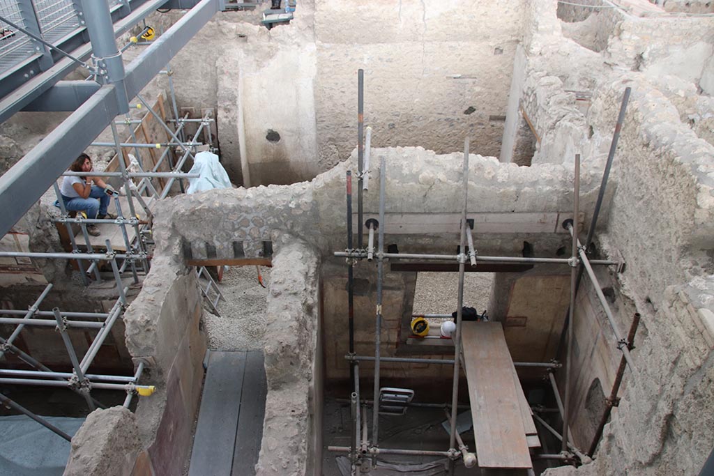 IX.12.B Pompeii. October 2024. Looking east, with room 10 in lower left, room 9 on left of lower centre, and room 8 in lower right.
At the rear of these rooms is room 15. Photo courtesy of Klaus Heese.