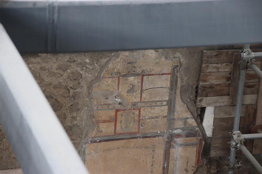 IX.12.B Pompeii. October 2024. Room 10, detail of upper north wall. Photo courtesy of Klaus Heese.