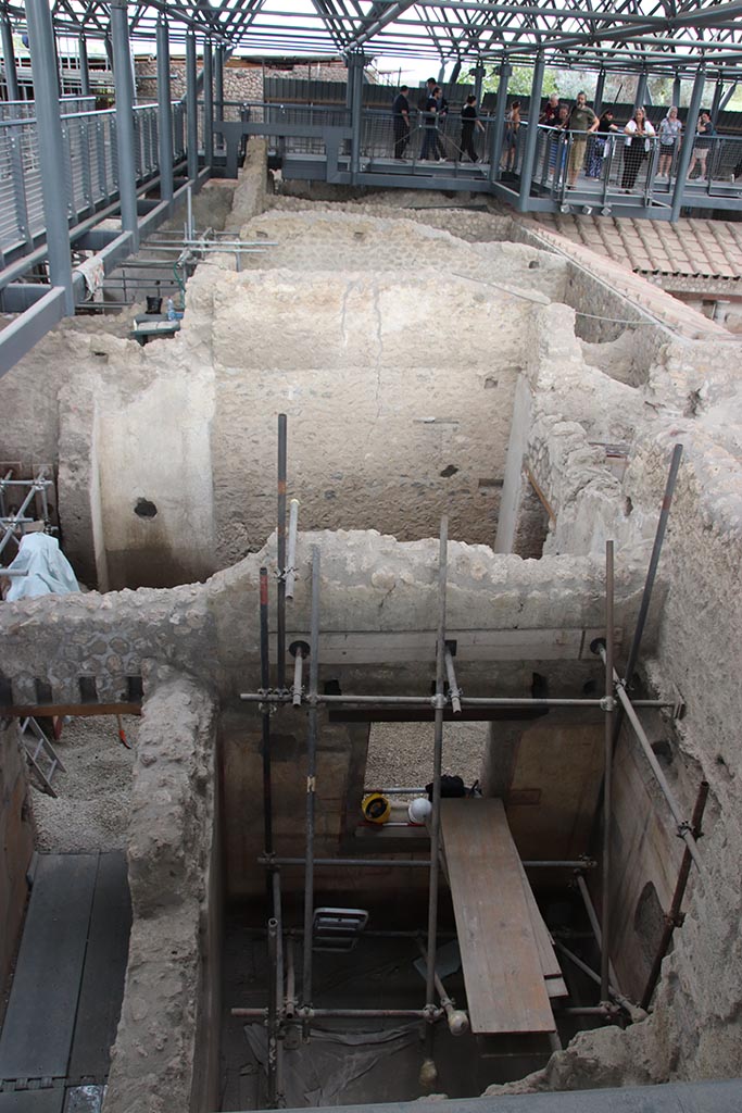 IX.12.B Pompeii. October 2024. Looking east, with room 9 in lower left, and room 8 in lower right.
At the rear of these rooms is room 15. Photo courtesy of Klaus Heese.