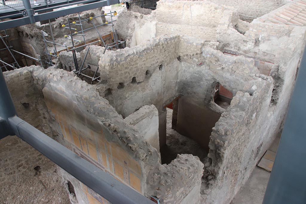 IX.12.B Pompeii. October 2024.
Looking north-east, with east wall of room 5, on left, and room 7/6 in centre, and room 16, on right. Photo courtesy of Klaus Heese.