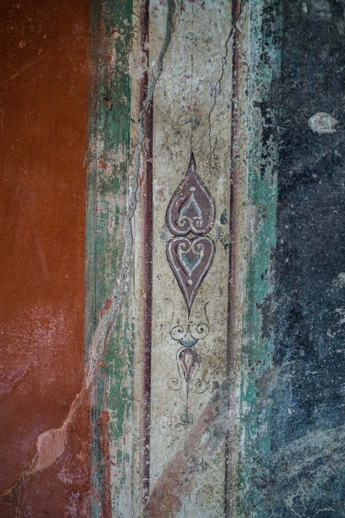 IX.13.1-3 Pompeii. October 2021.
Room 13, detail of painted decoration from east wall. Photo courtesy of Johannes Eber.