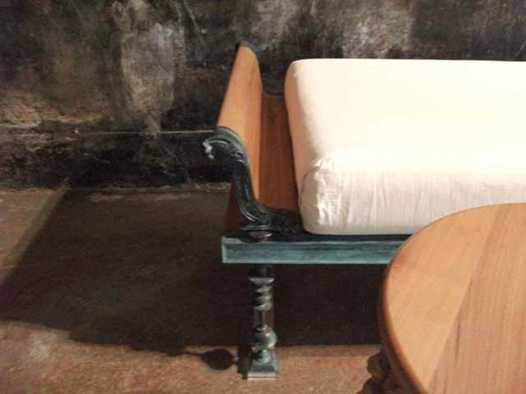 IX.13.1-3 Pompeii. May 2010. Room 13, reproduction couch.