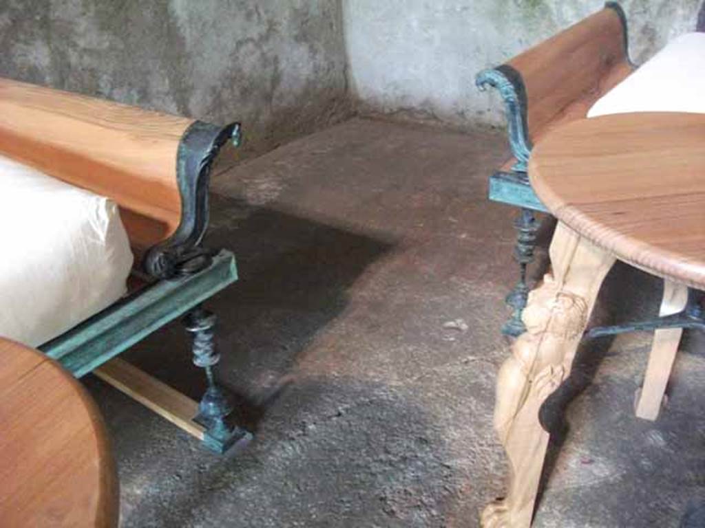 IX.13.1-3 Pompeii. May 2010. Room 13, reproduction couches.