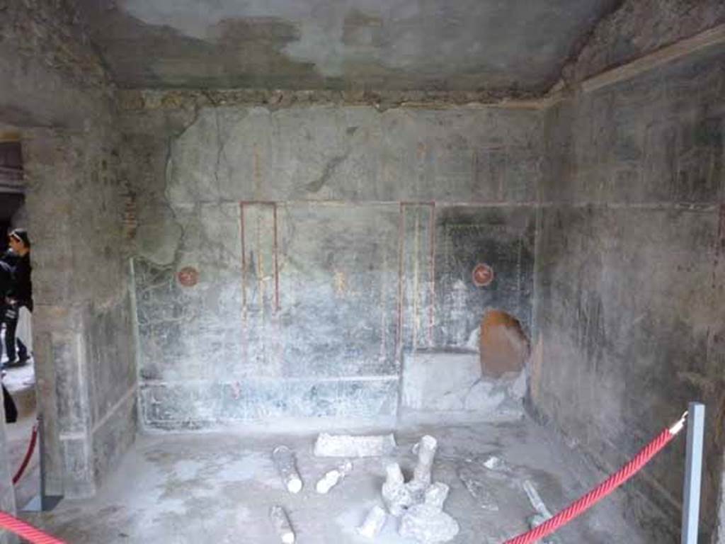 IX.13.1-3 Pompeii. May 2010. Room 15, looking south.