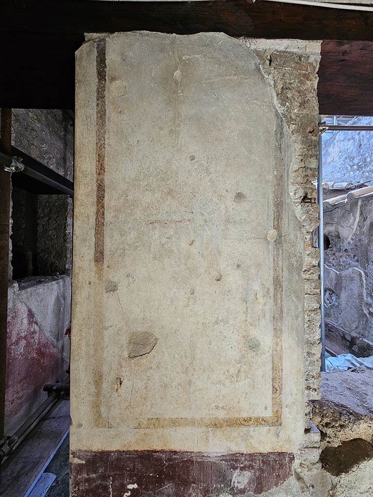 IX.13.3 Pompeii. November 2024.
Room 22, detail of panel at east end of south wall. Photo courtesy of Annette Haug.