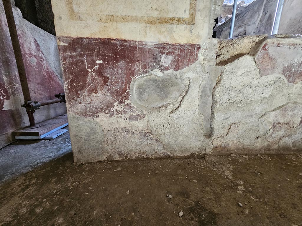 IX.13.3 Pompeii. November 2024. Room 22, zoccolo on lower south wall at east end. Photo courtesy of Annette Haug.