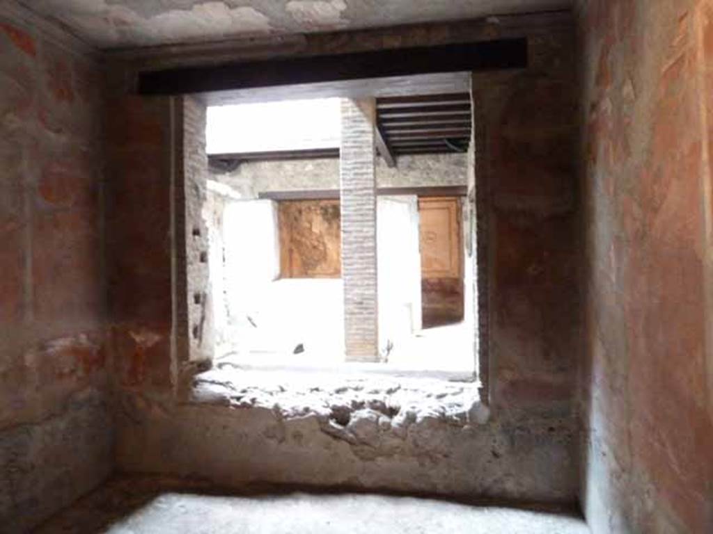 IX.13.1-3 Pompeii. May 2010. Room 25, north wall with window overlooking kitchen courtyard. Looking north.