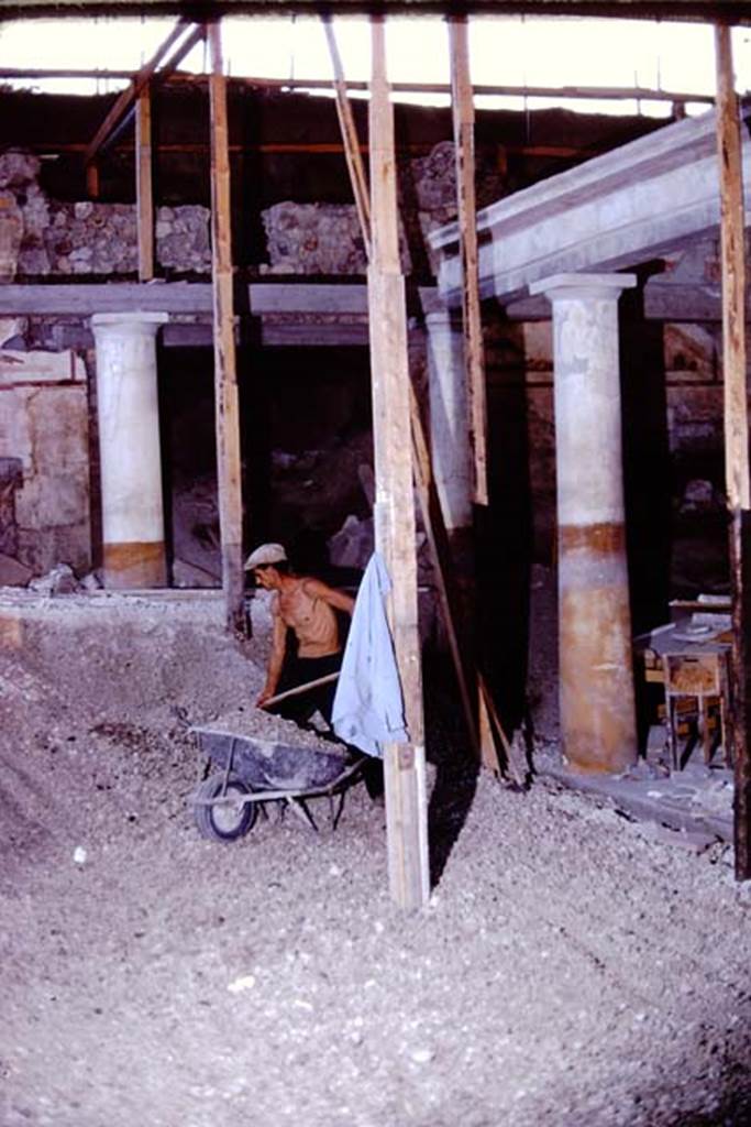 IX.13.1-3 Pompeii, 1973. Original lapilli being removed and lowered. Photo by Stanley A. Jashemski. 
Source: The Wilhelmina and Stanley A. Jashemski archive in the University of Maryland Library, Special Collections (See collection page) and made available under the Creative Commons Attribution-Non Commercial License v.4. See Licence and use details. J73f0227
