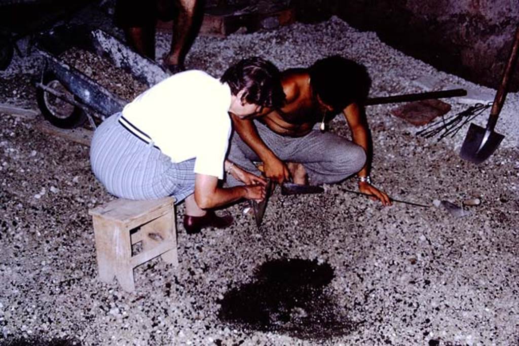 IX.13.1-3 Pompeii, 1973. Wilhelmina examining. Photo by Stanley A. Jashemski. 
Source: The Wilhelmina and Stanley A. Jashemski archive in the University of Maryland Library, Special Collections (See collection page) and made available under the Creative Commons Attribution-Non Commercial License v.4. See Licence and use details. J73f0294
