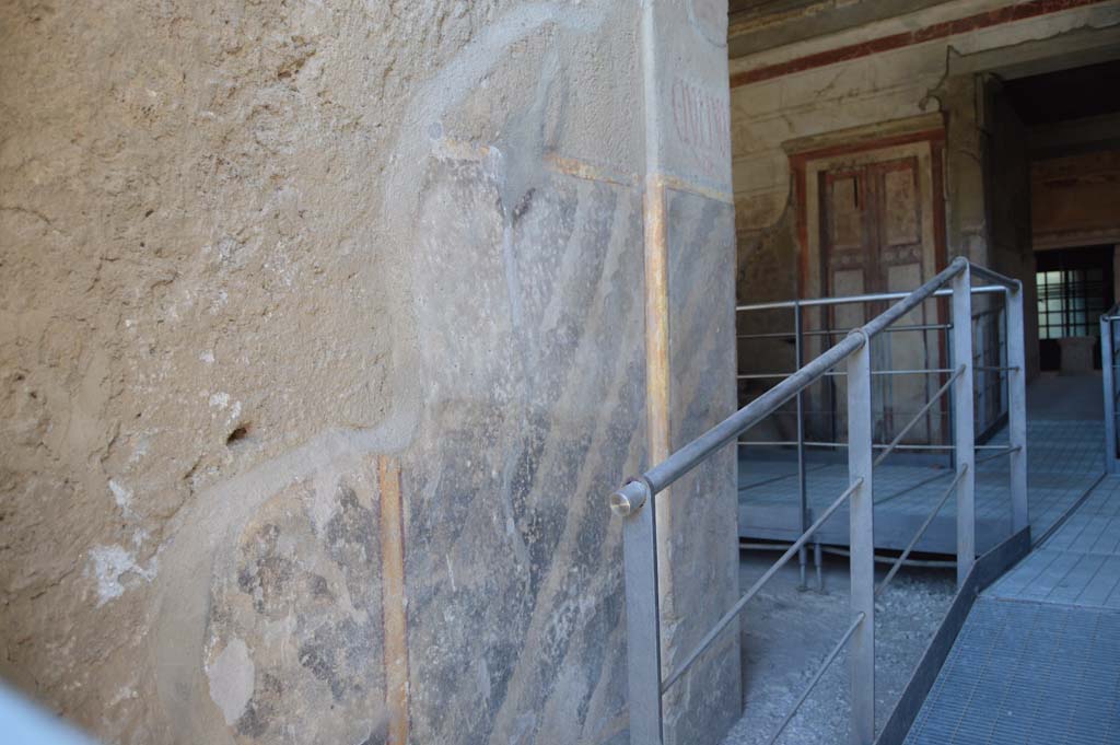 IX.13.1-3 Pompeii. March 2019. Looking north from entrance doorway towards west side with “zebra stripes” and graffiti.
Foto Taylor Lauritsen, ERC Grant 681269 DÉCOR.

