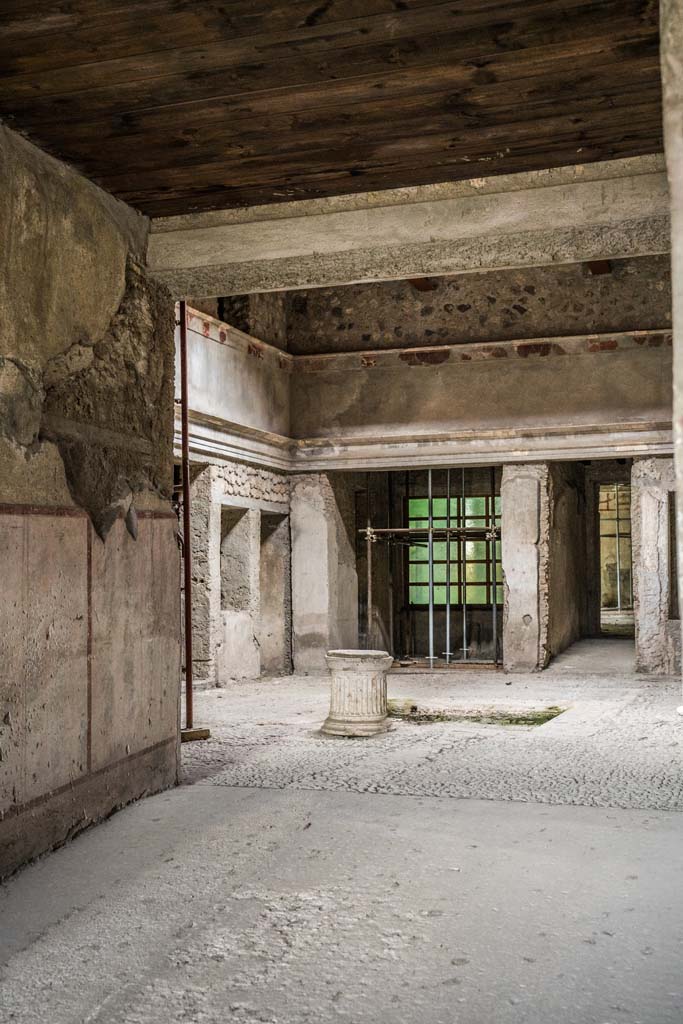 IX.13.3 Pompeii. October 2021.
Room 28, looking north to room 2, atrium. Photo courtesy of Johannes Eber.