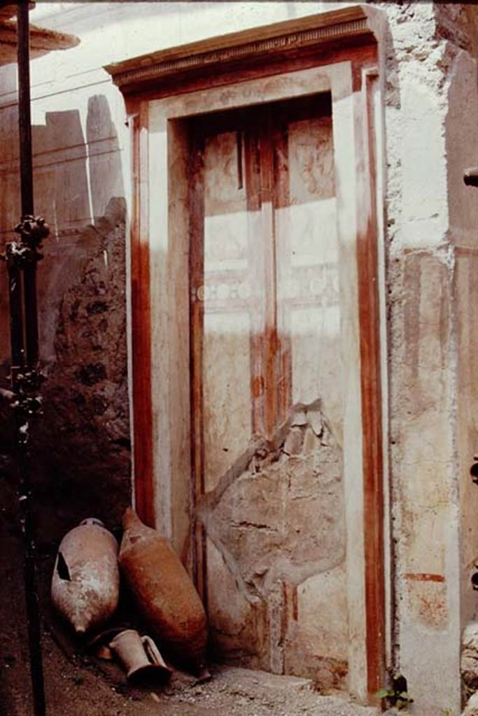 IX.13.1-3 Pompeii, 1968. Room 1, painted doorway on north side. Photo by Stanley A. Jashemski.
Source: The Wilhelmina and Stanley A. Jashemski archive in the University of Maryland Library, Special Collections (See collection page) and made available under the Creative Commons Attribution-Non Commercial License v.4. See Licence and use details.
J68f1656