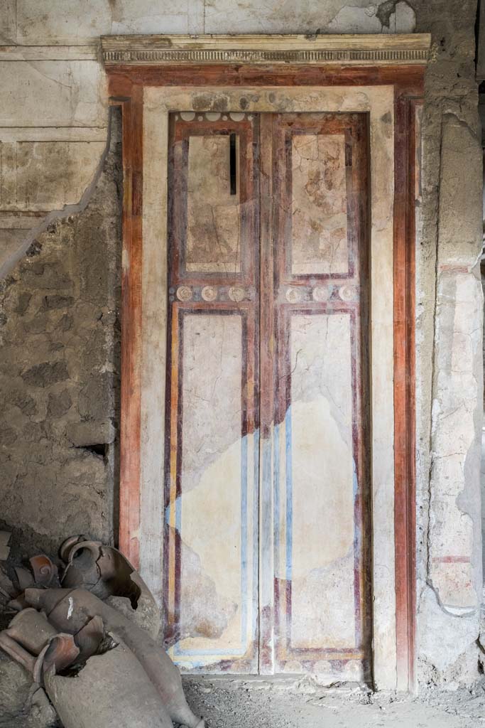 IX.13.3 Pompeii. October 2021.
Room 1, painted doorway in north wall. Photo courtesy of Johannes Eber