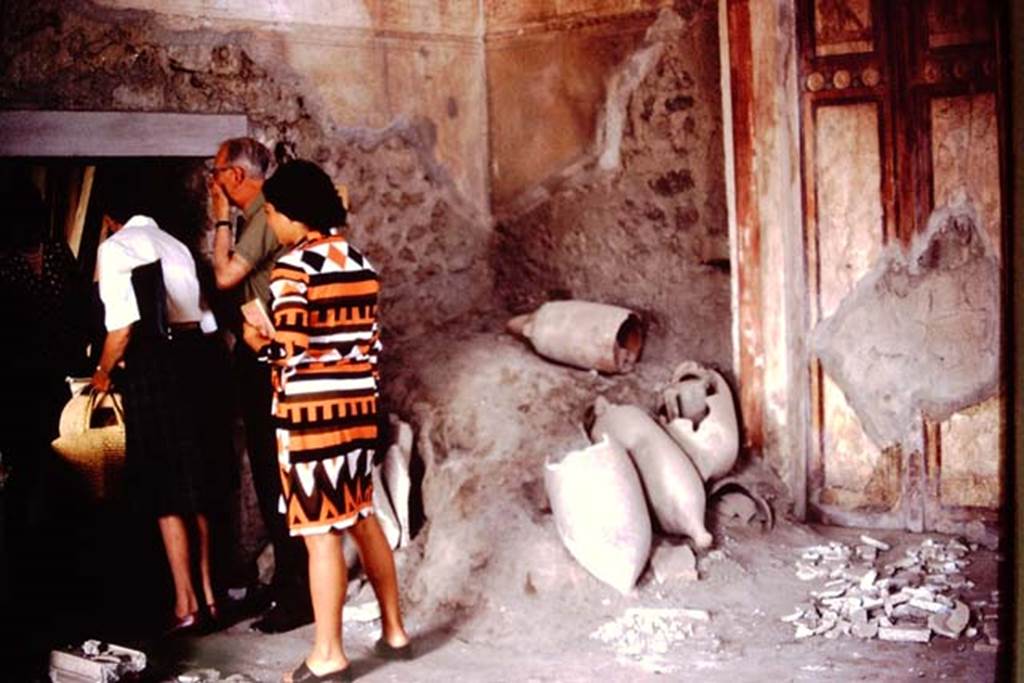 IX.13.1-3 Pompeii. 1972. Room 1, west wall and north-west corner. Photo by Stanley A. Jashemski.
Source: The Wilhelmina and Stanley A. Jashemski archive in the University of Maryland Library, Special Collections (See collection page) and made available under the Creative Commons Attribution-Non Commercial License v.4. See Licence and use details. J72f0254