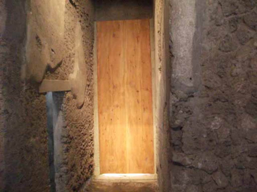 IX.13.1-3 Pompeii. May 2010. Room 32, looking south.