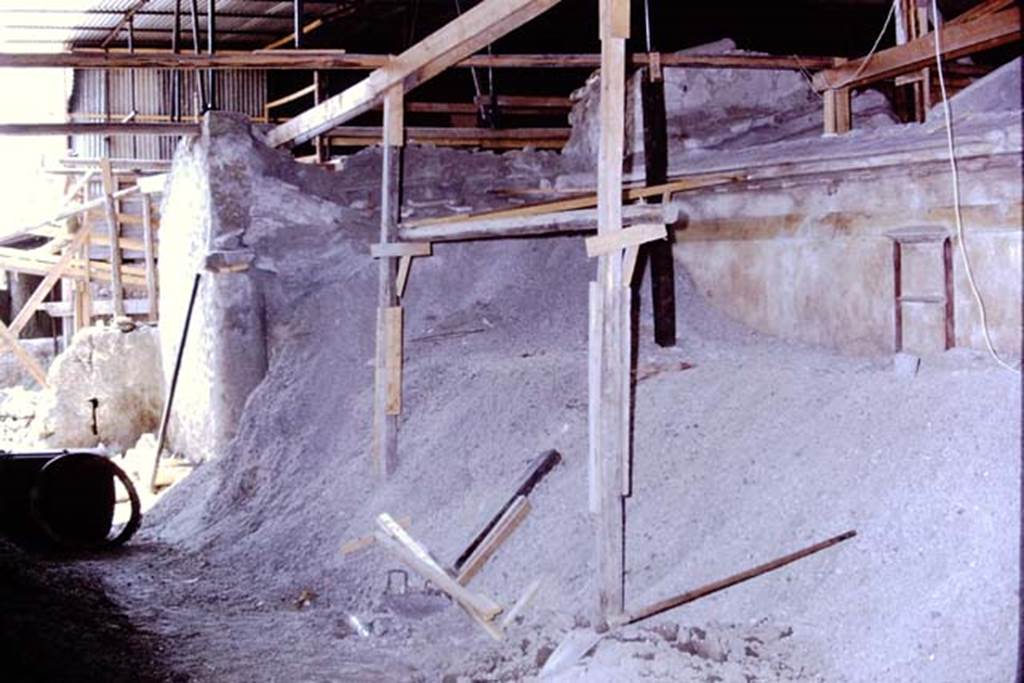 IX.13.1-3 Pompeii. 1972. During excavations, looking south-west. Photo by Stanley A. Jashemski.
Source: The Wilhelmina and Stanley A. Jashemski archive in the University of Maryland Library, Special Collections (See collection page) and made available under the Creative Commons Attribution-Non Commercial License v.4. See Licence and use details.
J72f0497