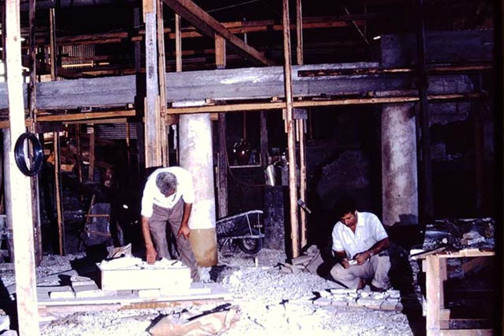 IX.13.1-3 Pompeii. 1972. During excavations. Photo by Stanley A. Jashemski.
Source: The Wilhelmina and Stanley A. Jashemski archive in the University of Maryland Library, Special Collections (See collection page) and made available under the Creative Commons Attribution-Non Commercial License v.4. See Licence and use details. J72f0459