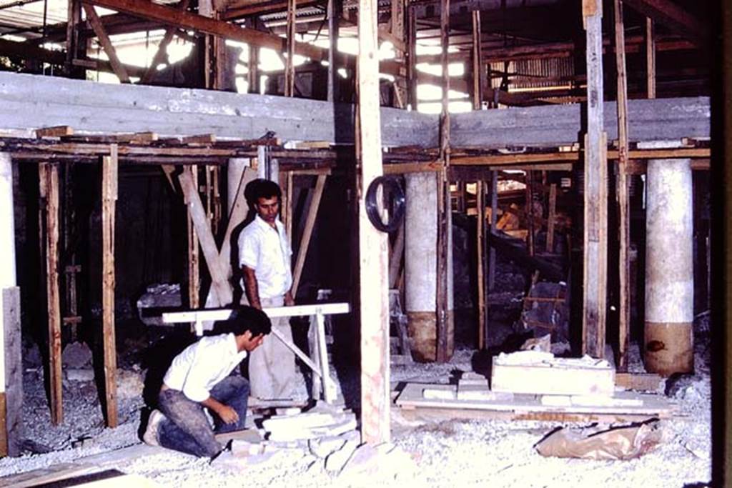 IX.13.1-3 Pompeii. 1972. During excavations. Photo by Stanley A. Jashemski.
Source: The Wilhelmina and Stanley A. Jashemski archive in the University of Maryland Library, Special Collections (See collection page) and made available under the Creative Commons Attribution-Non Commercial License v.4. See Licence and use details. J72f0460