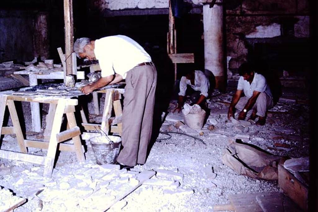 IX.13.1-3 Pompeii. 1972. During excavations. Photo by Stanley A. Jashemski.
Source: The Wilhelmina and Stanley A. Jashemski archive in the University of Maryland Library, Special Collections (See collection page) and made available under the Creative Commons Attribution-Non Commercial License v.4. See Licence and use details. J72f0462