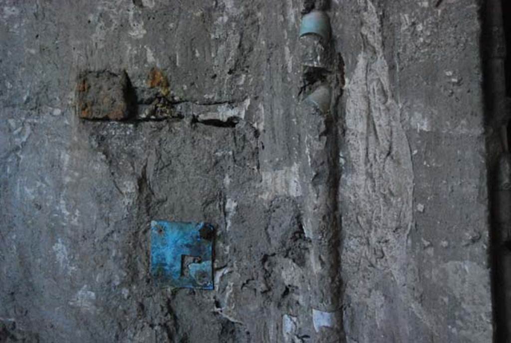 IX.13.1-3 Pompeii. October 2007. Detail from front surface of plaster cast of cupboard.
Photo courtesy of Nicolas Monteix.