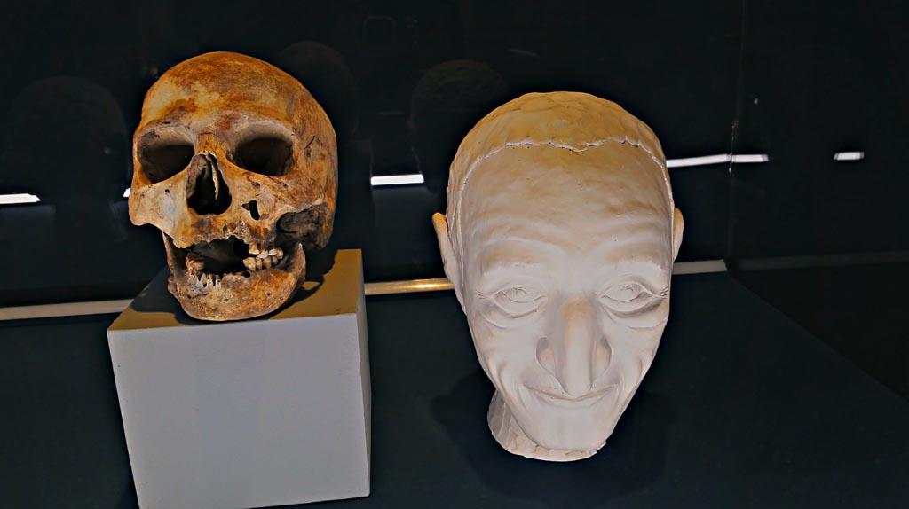 IX.13.1/3 Pompeii. December 2019.
Skeleton of head and reconstructed face of an old man of around 60 years. Photo courtesy of Giuseppe Ciaramella.