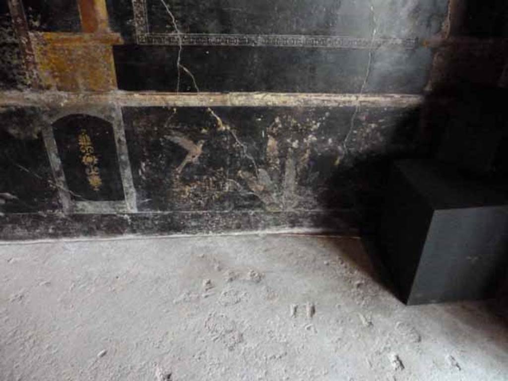 IX.13.1-3 Pompeii. May 2010. Room 10, east wall, painted bird and plant decoration.