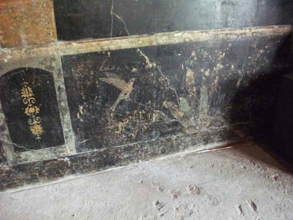 IX.13.1-3 Pompeii. May 2010. Room 10, painted bird and plant on lower east wall.
