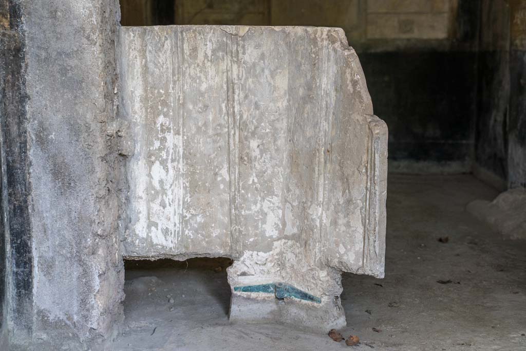 IX.13.1-3 Pompeii. April 2022. Antechamber of Room 12, plaster cast of a door. Photo courtesy of Johannes Eber.