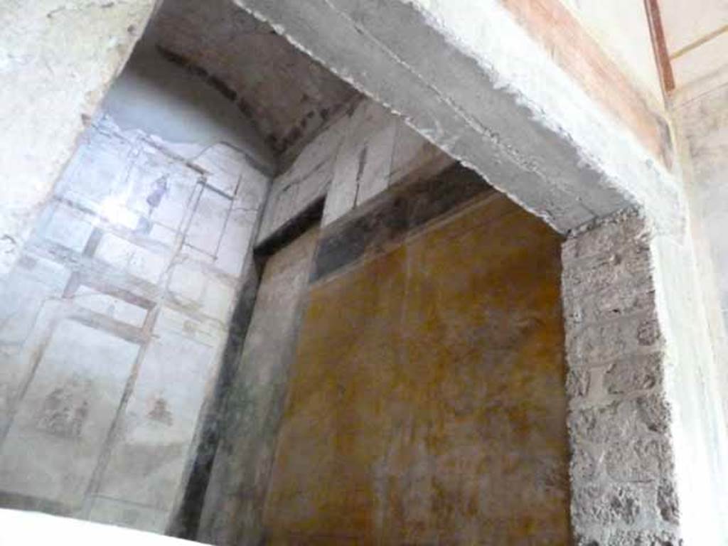 IX.13.1-3 Pompeii. May 2010. Room 12, upper east wall.