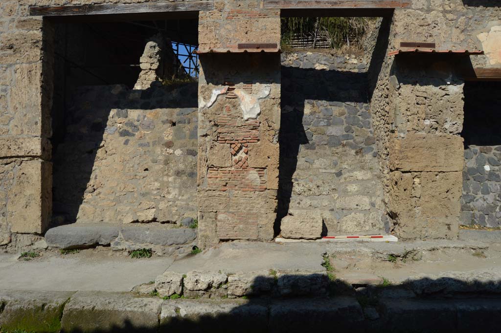 IX.13.4 Pompeii, on left. October 2017. Looking towards entrance doorways with IX.13.5, in centre.
Foto Taylor Lauritsen, ERC Grant 681269 DÉCOR.
