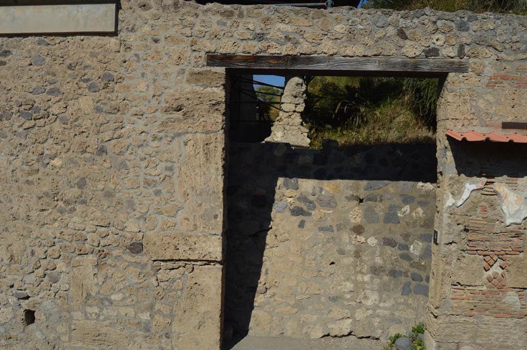 IX.13.4 Pompeii, October 2017. Detail of upper doorway.
Foto Taylor Lauritsen, ERC Grant 681269 DÉCOR.

