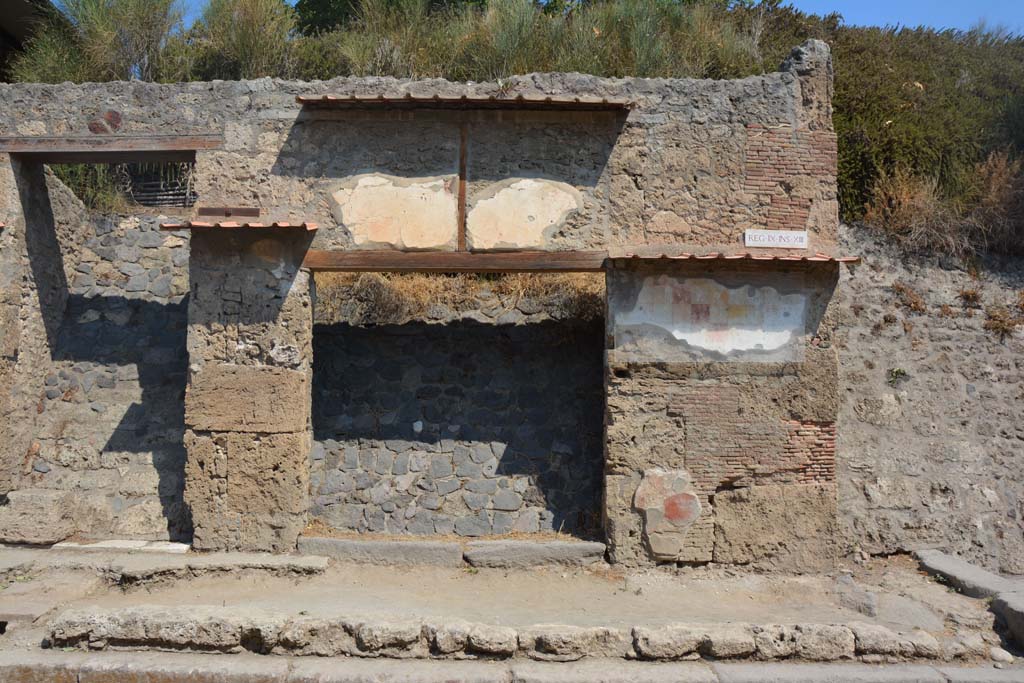 IX.13.5 and 6 Pompeii. July 2017. Looking north to entrance doorways.
Foto Annette Haug, ERC Grant 681269 DÉCOR.
