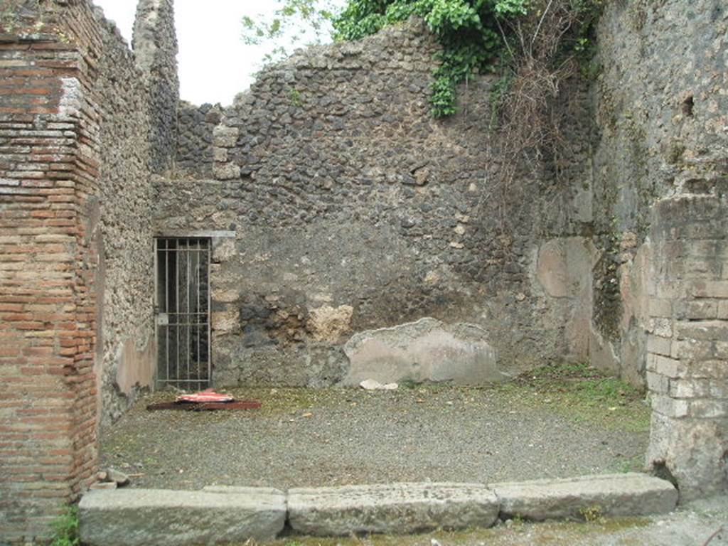 IX.14.1 Pompeii. May 2005. Entrance. According to Della Corte, at the rear of this shop were two small and rustic rooms, and a deep well. When found the well was empty of earth but was not explored because of the “mofeta”, or gas. See Notizie degli Scavi, 1911, (p.351), for excavations of September 1911.