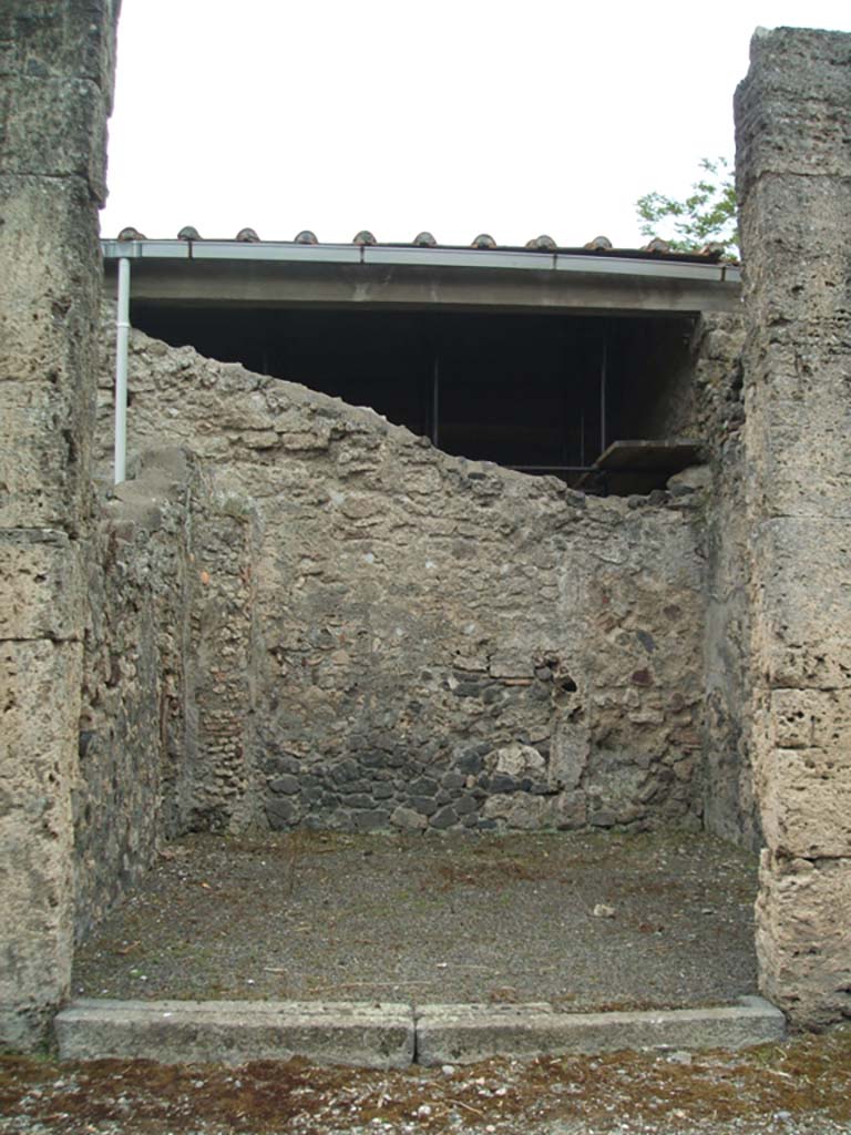 IX.14.3 Pompeii. May 2005. Entrance doorway, looking south.
According to Eschebach, in the left wall (east) was a lararium niche.
Behind this was a latrine with a downpipe from above, and on the rear wall were the steps to the upper floor.
See Eschebach, L., 1993. Gebäudeverzeichnis und Stadtplan der antiken Stadt Pompeji. Köln: Böhlau. (p. 451)