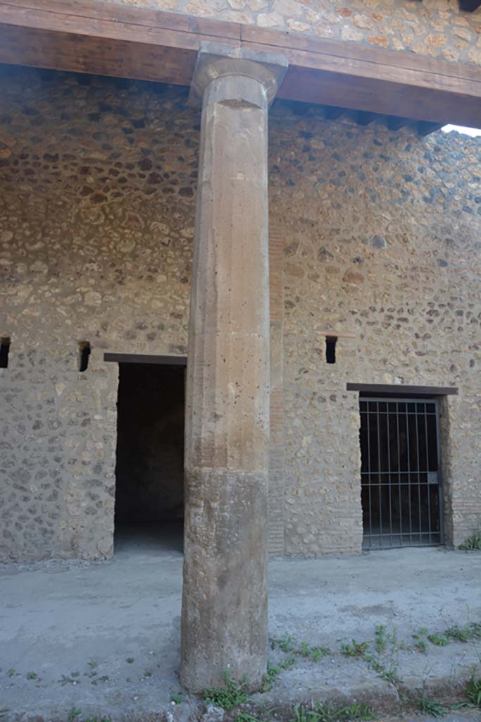 IX.14.4 Pompeii. July 2017. Doorways to rooms 3 and 5, in south-west corner of peristyle.
Foto Annette Haug, ERC Grant 681269 DÉCOR.
