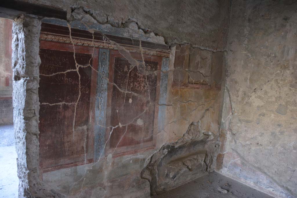 IX.14.4 Pompeii. September 2019. Room 5, east wall with bed recess at south end.
Foto Annette Haug, ERC Grant 681269 DÉCOR.

