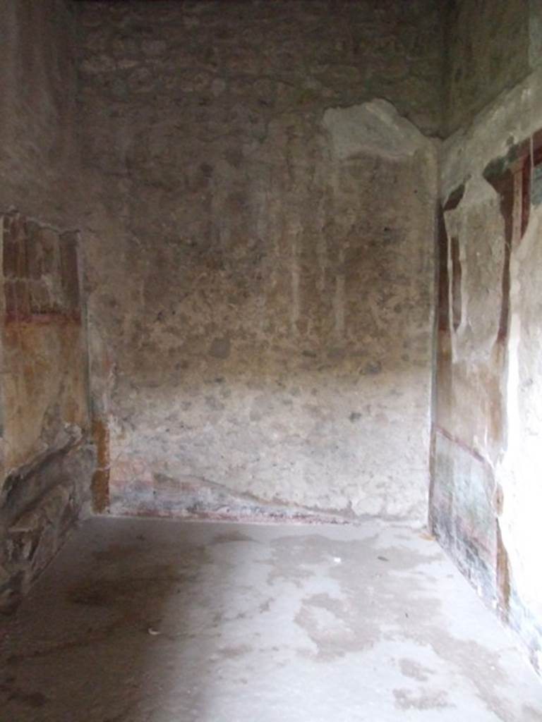 IX.14.4 Pompeii. December 2007.Room 5.  Cubiculum in south- west corner, on west side of oecus. Looking south.See Schefold, K., 1962. Vergessenes Pompeji. Bern: Francke. (Taf.29 & 32 for west and east wall)

