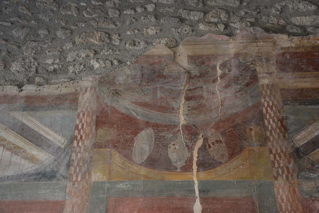 IX.14.4 Pompeii. September 2019. Room 3, detail from upper centre of east wall.
Foto Annette Haug, ERC Grant 681269 DÉCOR.
