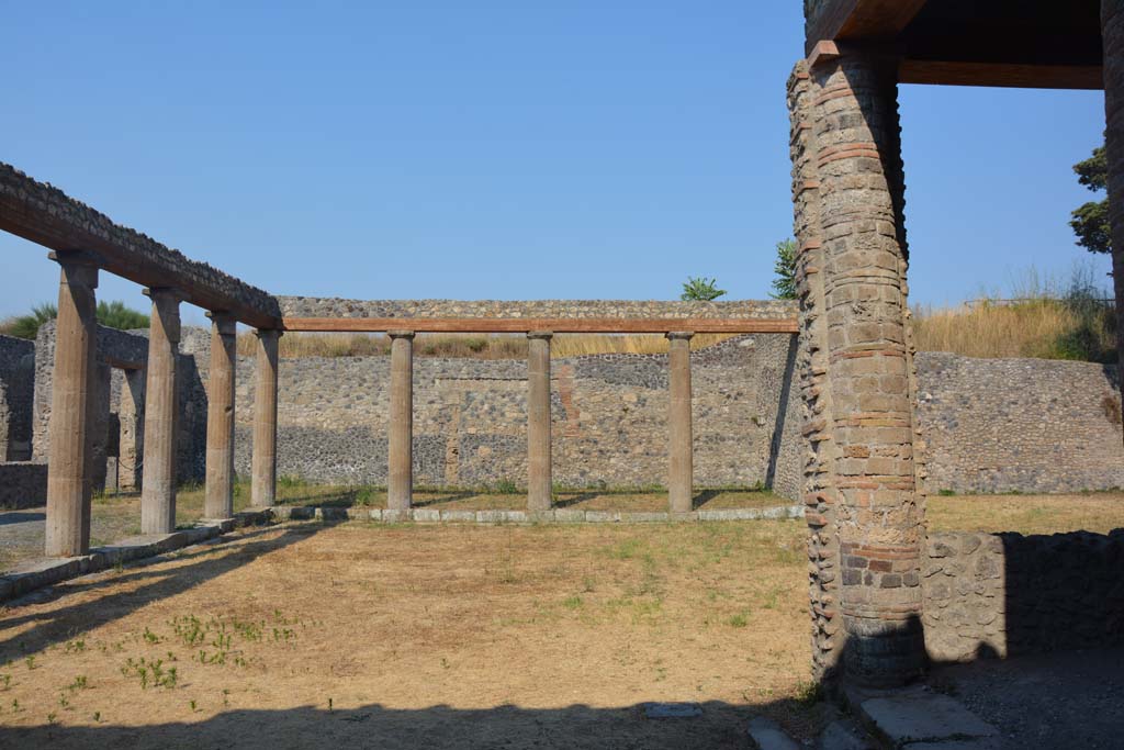 IX.14.4 Pompeii. July 2017. Looking east across peristyle.
Foto Annette Haug, ERC Grant 681269 DÉCOR.

