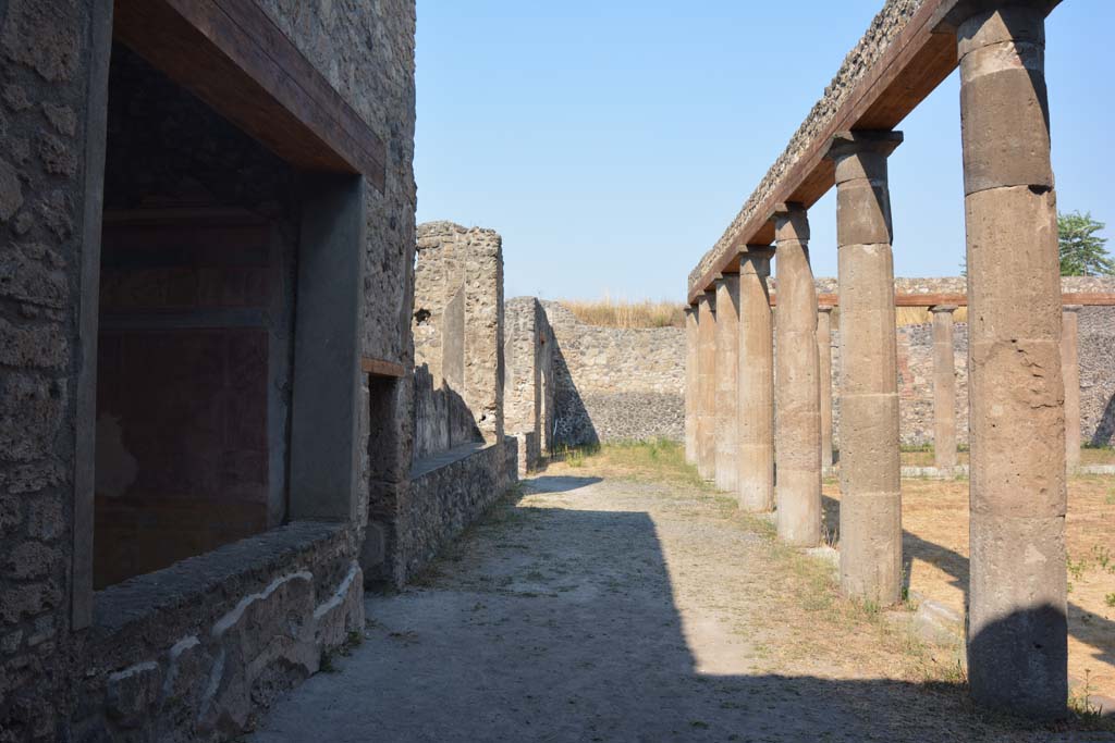 IX.14.4 Pompeii. July 2017. Looking east along north portico.
Foto Annette Haug, ERC Grant 681269 DÉCOR.
