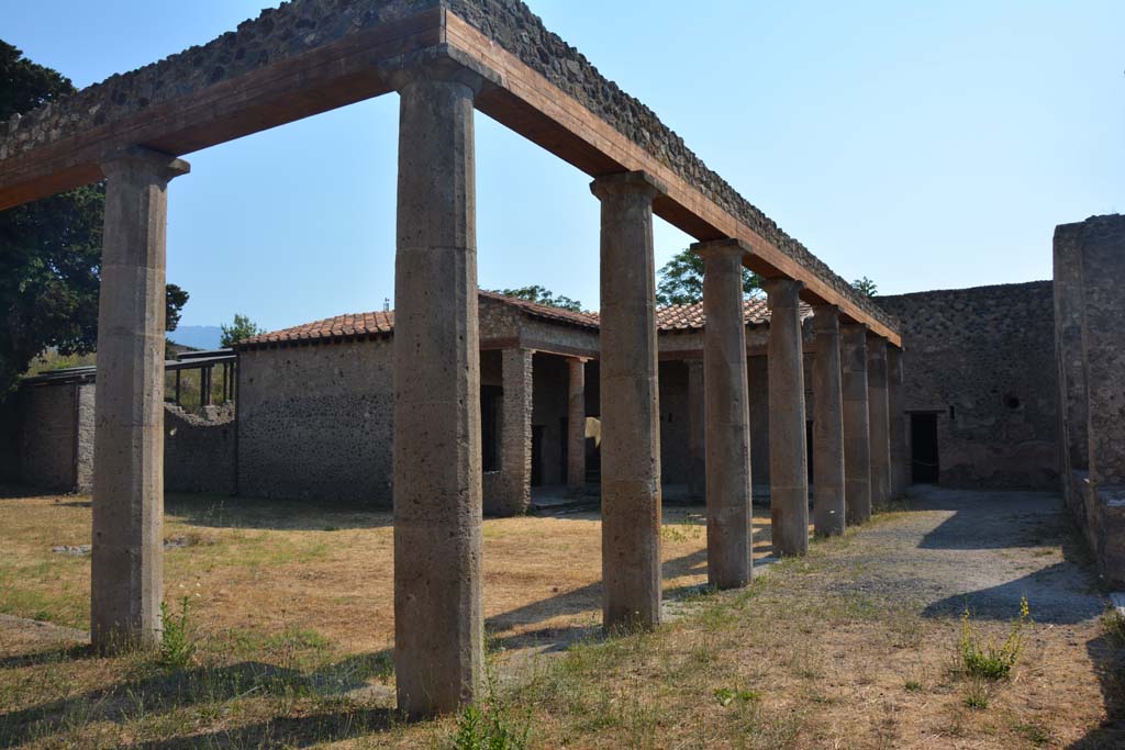 IX.14.4 Pompeii. July 2017. Looking south-west across peristyle from east end of north portico.
Foto Annette Haug, ERC Grant 681269 DÉCOR.

