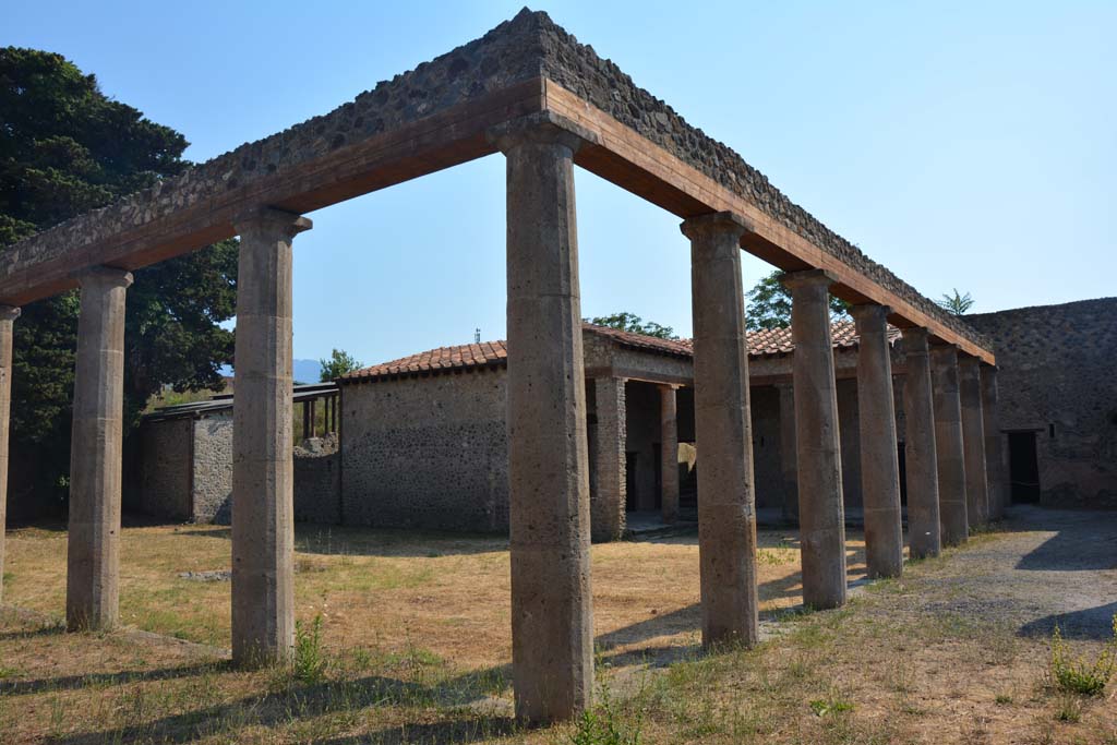 IX.14.4 Pompeii. July 2017. North-east corner of portico of peristyle.
Foto Annette Haug, ERC Grant 681269 DÉCOR.
