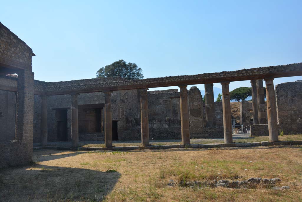 IX.14.4 Pompeii. July 2017. Looking north from garden area, across peristyle towards west end of north portico.
Foto Annette Haug, ERC Grant 681269 DÉCOR.

